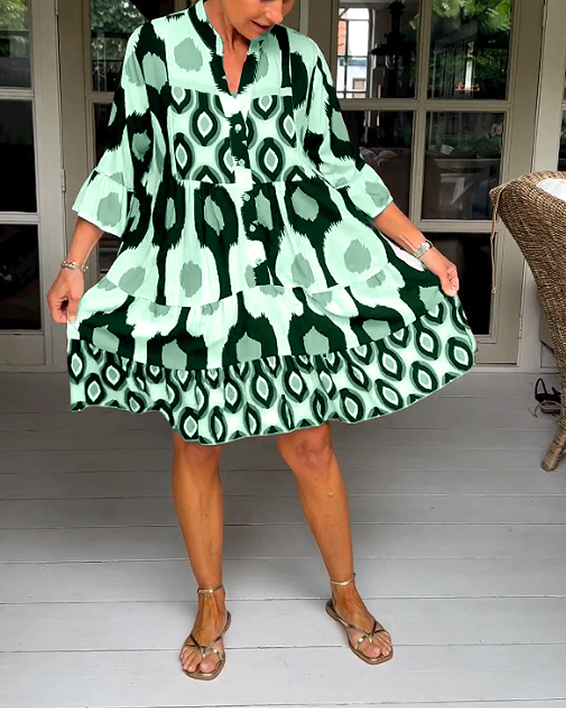 Dafne™ – Verspieltes Printkleid mit Schwung & 3/4-Ärmeln