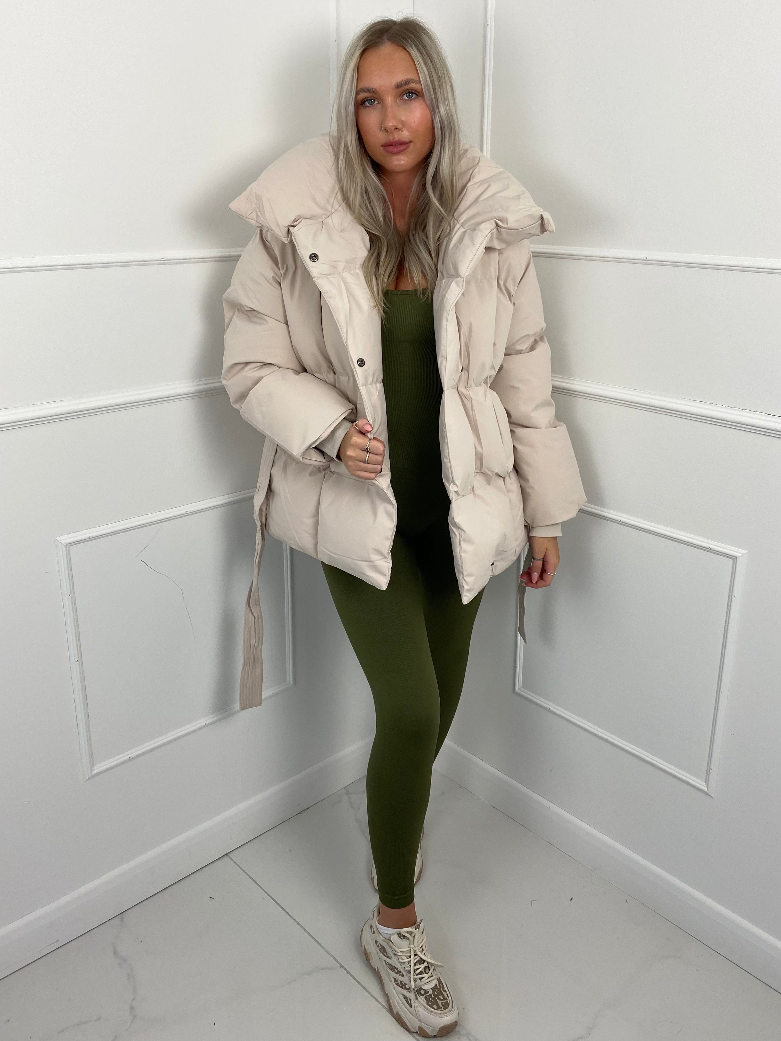 Inga™ - Schicke Kurze Steppjacke mit Gürtel