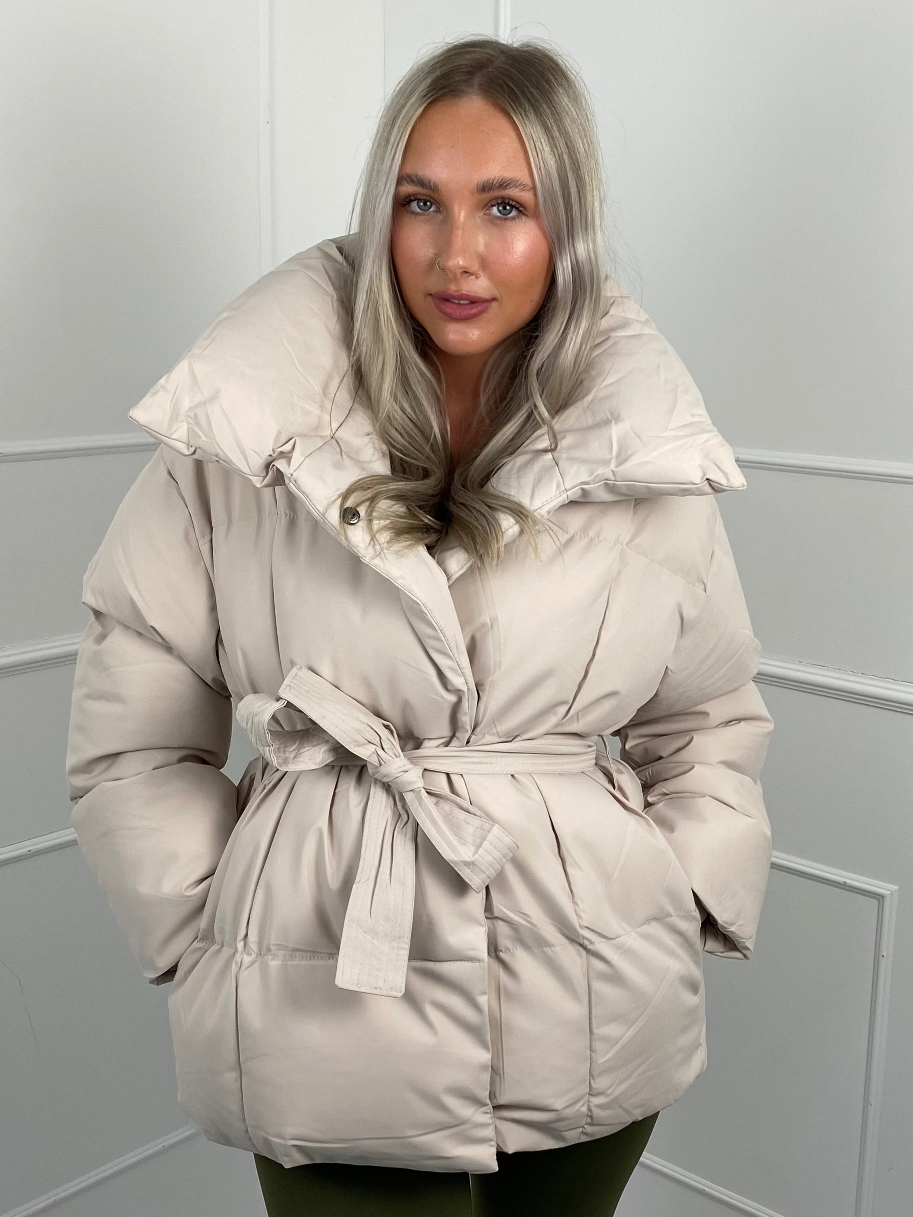 Inga™ - Schicke Kurze Steppjacke mit Gürtel