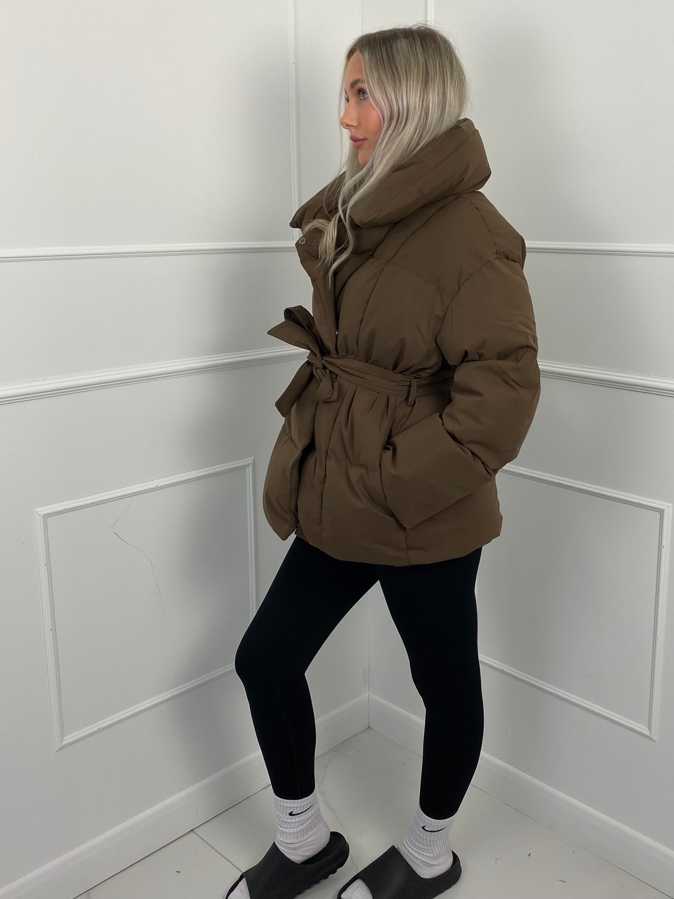 Inga™ - Schicke Kurze Steppjacke mit Gürtel
