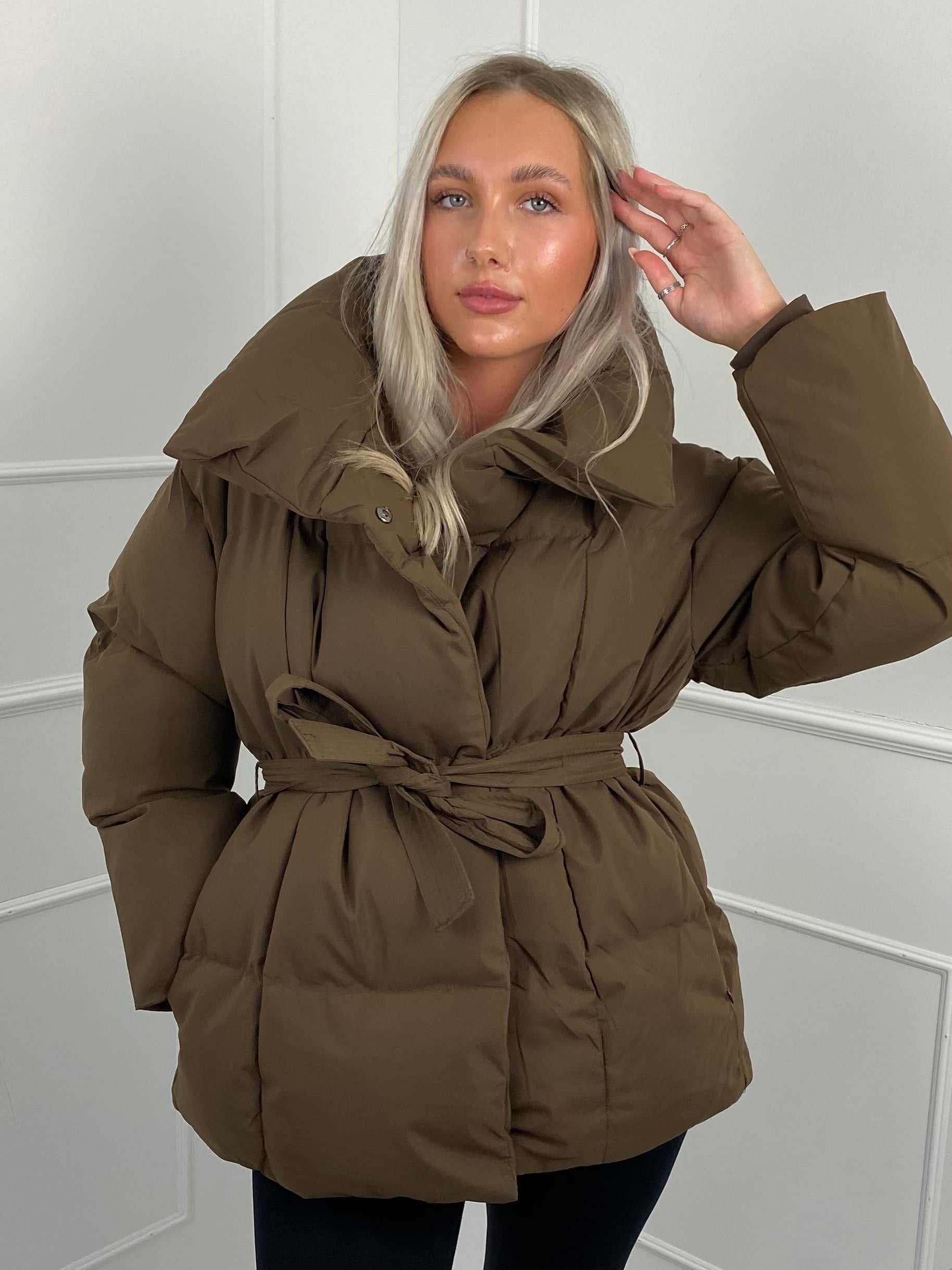 Inga™ - Schicke Kurze Steppjacke mit Gürtel